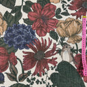 Närbild av Cecilia linnetyg med blommigt mönster och naturlig linnestruktur, tidlöst gardintyg i 100 % linne