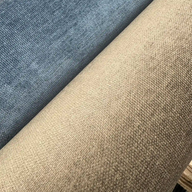 Närbild på Danny möbeltyg i färgerna Denim och Mole som visar tygets struktur och färgskillnader.