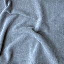 Blått möbeltyg Danny i färgen Denim med mjuk textur och naturliga veck.