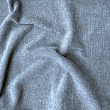 Blått möbeltyg Danny i färgen Denim med mjuk textur och naturliga veck.