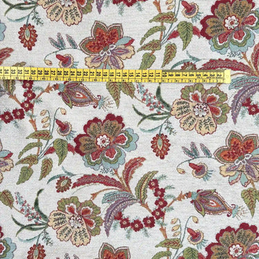 Närbild av blommig jacquardvävd möbeltextil med dekorativ struktur