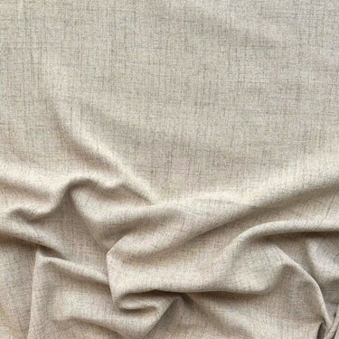 Enfärgat tyg Håkan i 90 % polyester och 10 % rami, mjuk textur med naturligt fall, stilrent tyg för gardiner och inredning.