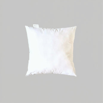 Vit innerkudde med yttertyg i bomull och fyllning av polyesterfiber som ger en mjuk, fluffig och formstabil kudde för prydnadskuddar.