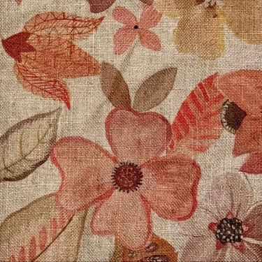 Närbild av Joline tyg med blommigt mönster i varma toner, mjukt inredningstyg i viskos- och linblandning med tungt fall