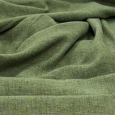 Närbild av gardintyget Katja i grön färg, dubbelbredd 300 cm i polyester med mjuk struktur för gardiner.