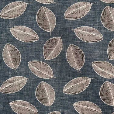 Beige färgvariant av gardintyget Leo med subtilt lövmönster och lätt, luftigt uttryck.