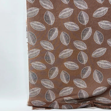 Gardintyg Leo i 100 % polyester med subtilt lövmönster och mjukt fall som ger mycket ljusinsläpp och en luftig känsla.