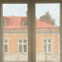 Linus linnetyg upphängt som gardin i fönster, lätt transparent tyg som släpper igenom ljus och ger avskildhet.