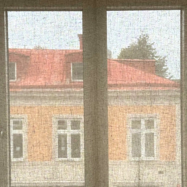 Linus linnetyg upphängt som gardin i fönster, lätt transparent tyg som släpper igenom ljus och ger avskildhet.