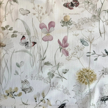 Ljust gardintyg med blommor, blad och små insekter i dämpade färger