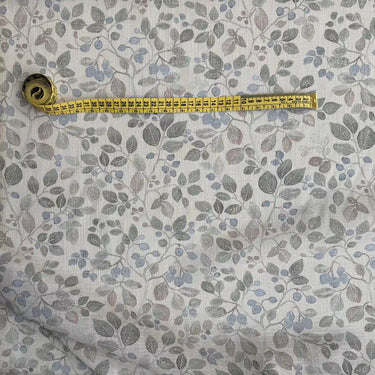 Gardintyg med blåbärsmönster och måttband som visar mönstrets storlek i centimeter