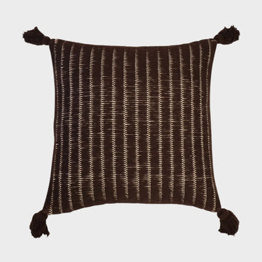 Mörkbrunt kuddfodral i bomull med ljusa flätade ränder och tofsar i hörnen, 45x45 cm.