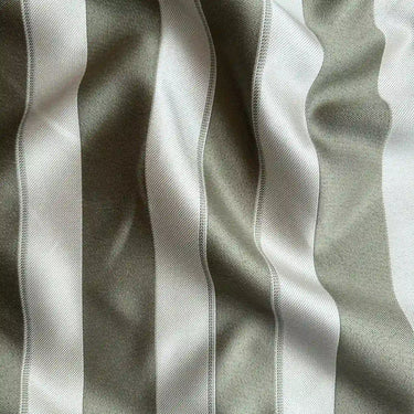 Närbild av möbeltyget Carl som visar den mjuka strukturen, de breda blå ränderna och den eleganta glansen.
