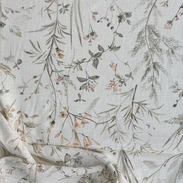 Detaljbild av Mijas gardintyg som visar det naturinspirerade blommönstret
