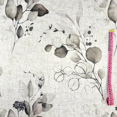 Närbild på Naima tyg som visar den luftiga strukturen, det mjuka dagsljusfiltret och det subtila blommönstret.