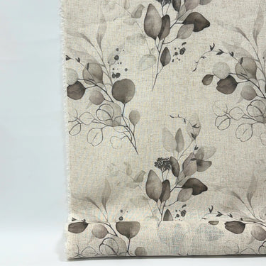Naima gardintyg i polyester och linne med tunn väv, mjukt fall och diskret blommönster i ljusa, naturinspirerade toner.