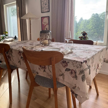 Blommig Nessie bordsduk på ett dukat matbord i en ljus matsal.