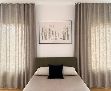 Beige Nova gardiner från tak till golv på båda sidor om en säng i ett minimalistiskt sovrum.