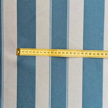 Måttband som visar att de blå ränderna på möbeltyget Carl är cirka 5 cm breda.