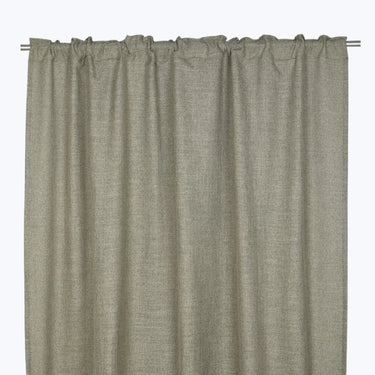 Grön Rio gardinlängd med diskret vävd struktur och tungt, elegant fall