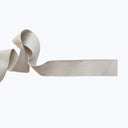 Ljusbeige ripsband i 5 cm bredd, slitstarkt band som är lätt att sy, häfta eller spika fast