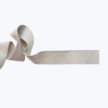 Ljusbeige ripsband i 5 cm bredd, slitstarkt band som är lätt att sy, häfta eller spika fast