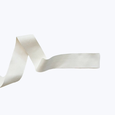 Offwhite ripsband i 5 cm bredd med ribbad struktur, slitstarkt och formstabilt för tapetsering och sömnad
