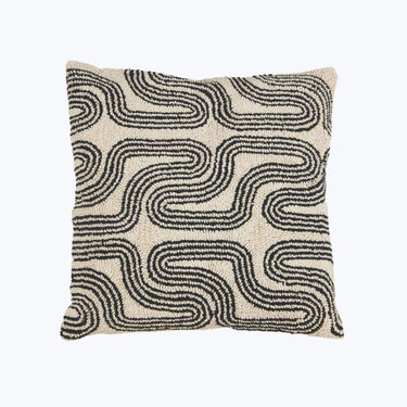 River kuddfodral 50 × 50 cm med mörkt ögletuftat mönster på naturvit botten