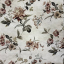 Närbild av det blommiga tyget Nessie Beige som visar det romantiska bladmönstret och de mjuka färgtonerna.
