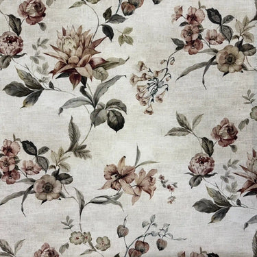 Närbild av det blommiga tyget Nessie Beige som visar det romantiska bladmönstret och de mjuka färgtonerna.