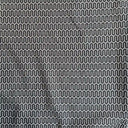 Närbild på mörkgrått skirt gardintyg med geometriskt mönster