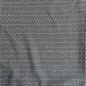 Närbild på mörkgrått skirt gardintyg med geometriskt mönster