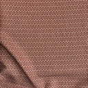 Närbild på skirt gardintyg i rostbrun med geometriskt mönster i polyester