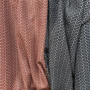 Skirt gardintyg Samuel i polyester med geometriskt mönster i rostbrun och mörkgrå