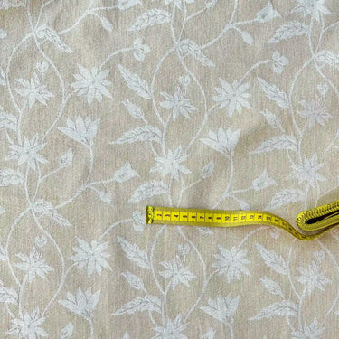Närbild på Selmas vävda blommor och rankor i beige och offwhite