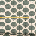 Närbild på Siena möbeltyg i bomull och linne med grön botanisk design
