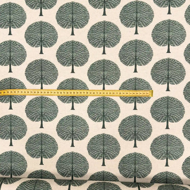 Närbild på Siena möbeltyg i bomull och linne med grön botanisk design