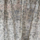 Skirt gardintyg med blåbärsmönster i dämpade grå och beige toner som släpper igenom ljus