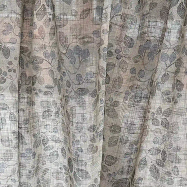 Skirt gardintyg med blåbärsmönster i dämpade grå och beige toner som släpper igenom ljus