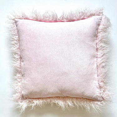 Rosa fluffigt kuddfodral 45x45 på fåtölj i vardagsrum