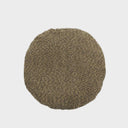 Rund brun Tori-kudde med strukturerad yta, 50 cm i diameter.
