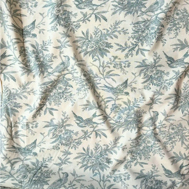 Draperad bomullspoplin i gammelrosa som visar tygets mjuka fall och täta väv.