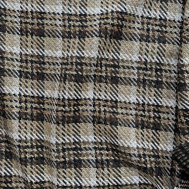 Rutigt vävt möbeltyg i beige, brunt, svart och grått med kraftig struktur och klassiskt mönster.