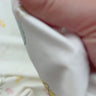 Video som visar den mjuka kvaliteten och följsamma känslan i den blommiga bomullspoplinen.