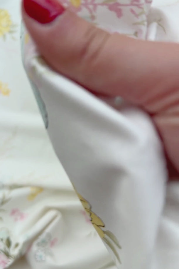 Video som visar den mjuka kvaliteten och följsamma känslan i den blommiga bomullspoplinen.