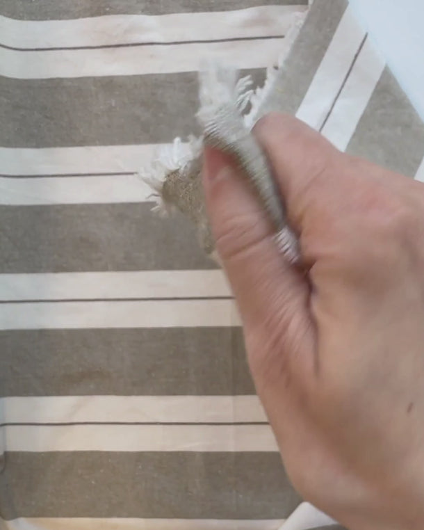 Video som visar randigt bomullstyg i natur och grå samt hur det hanteras och känns
