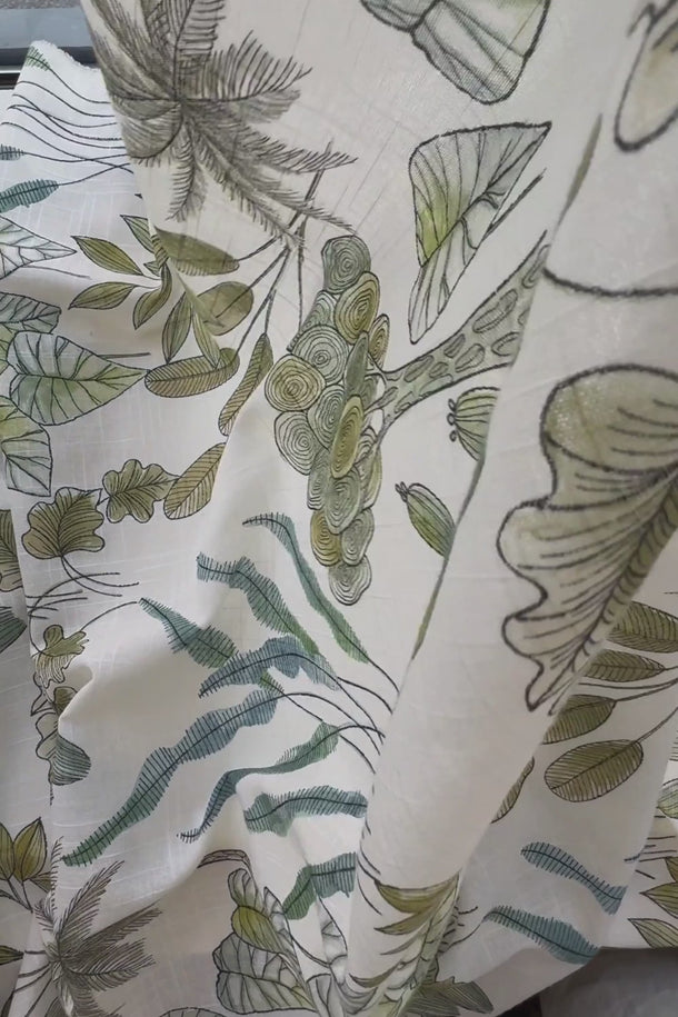 Video som visar gardintyget Fiona i rörelse där den halvtransparenta väven, det mjuka fallet och det stora botaniska mönstret framhävs från olika vinklar.