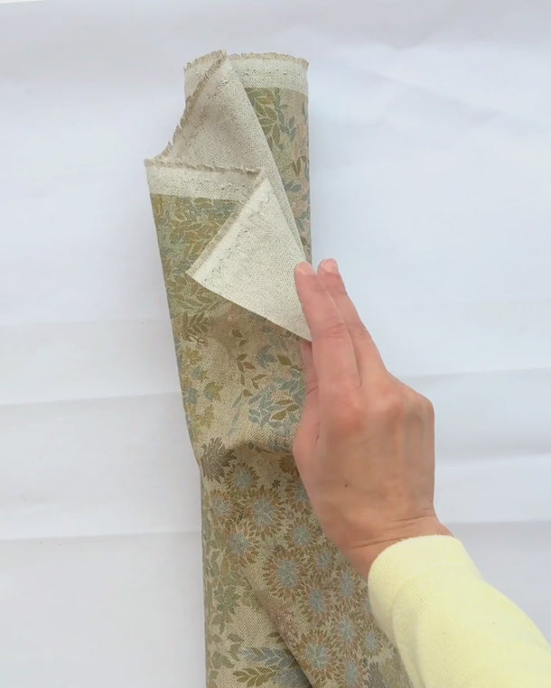 Video där en hand visar strukturen och känslan i det klassiskt mönstrade möbeltyget Aran.