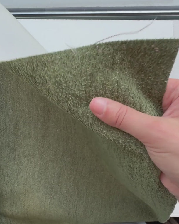 Video som visar Rayan möbeltygs mjuka sammetskänsla, struktur och flexibilitet