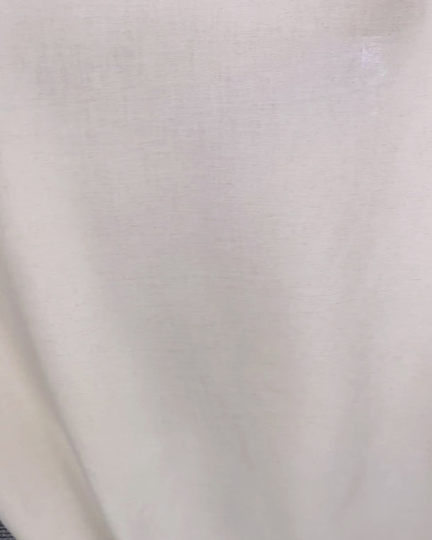 Video som visar Bianca gardintyg i off-white och tygets mjuka fall.